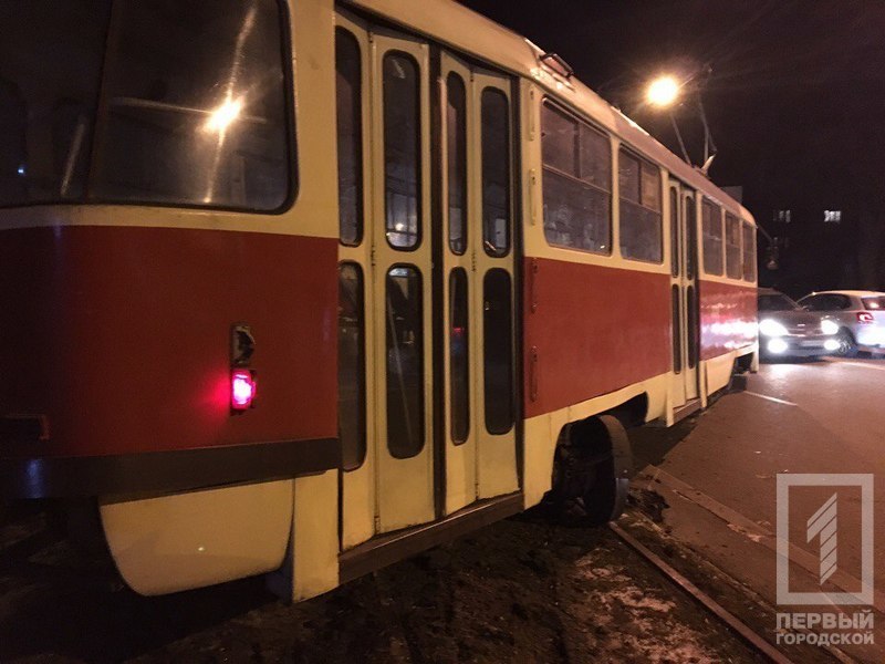 В Одесі на 6-й станції Фонтану трамвай зійшов з рейок на дорогу (ФОТО) - фото 1