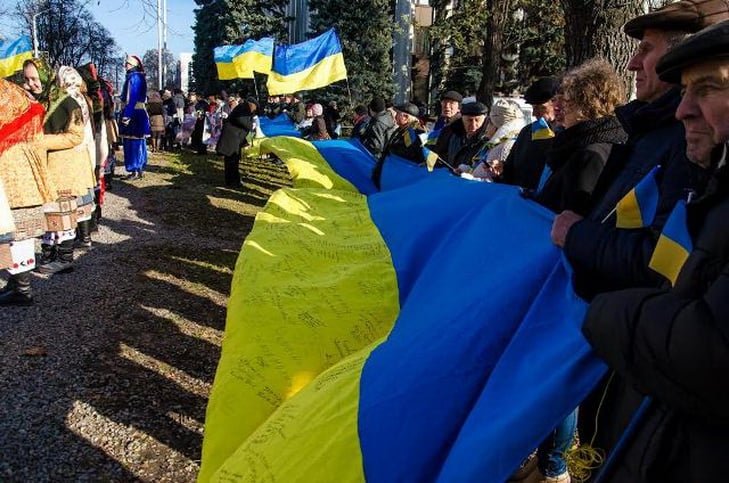 У Дніпрі півтисячи людей зібралися біля ОДА на річницю Майдану - фото 2