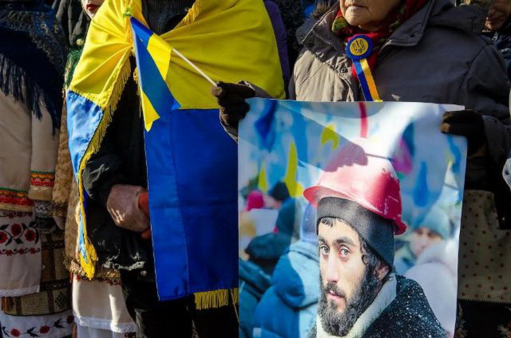 У Дніпрі півтисячи людей зібралися біля ОДА на річницю Майдану - фото 1