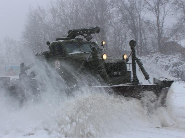 На Дніпропетровщині через снігопади масово запізнюються поїзди  - фото 1