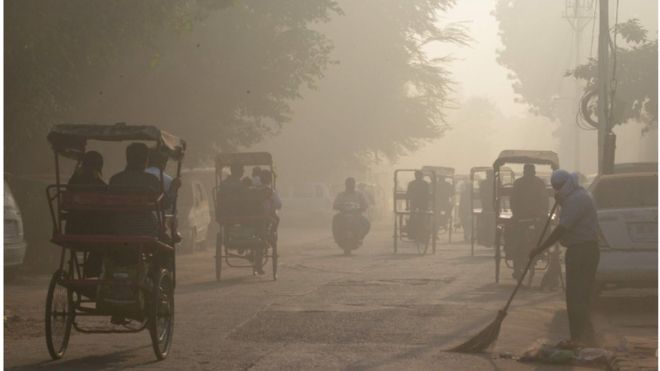 Індію потерпає від смогу: школи закриті, люди сидять вдома (ФОТО) - фото 1