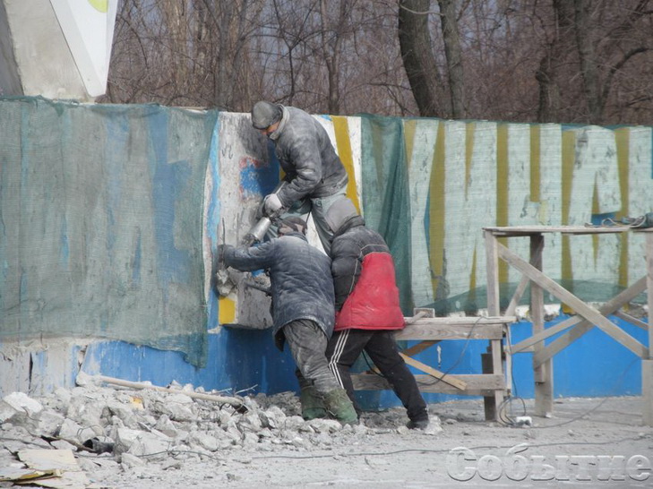 У Кам'янському відбійними молотками руйнують стелу з радянською назвою міста - фото 1