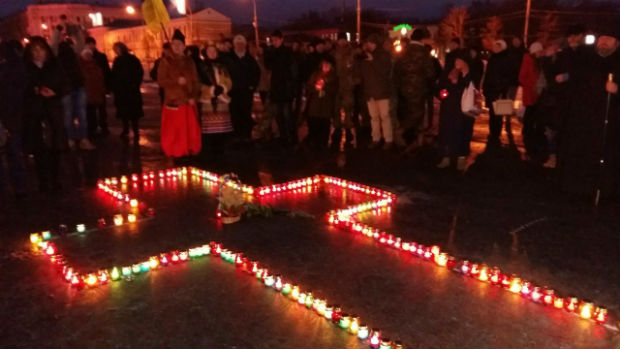 Роковини Голодомору в Харкові: на площі "запалили" два пам’ятні хрести (ФОТО) - фото 3