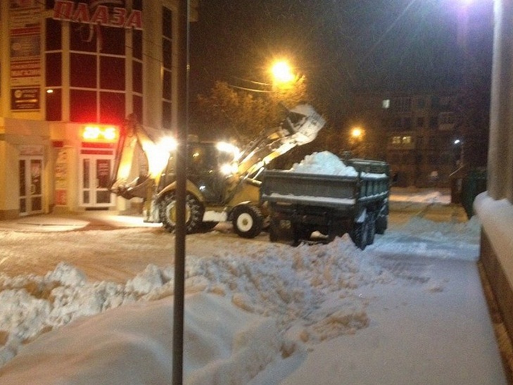 Зa ніч із Кропивницького вивезли 1,3 тисячі кубометрів снігу - фото 1
