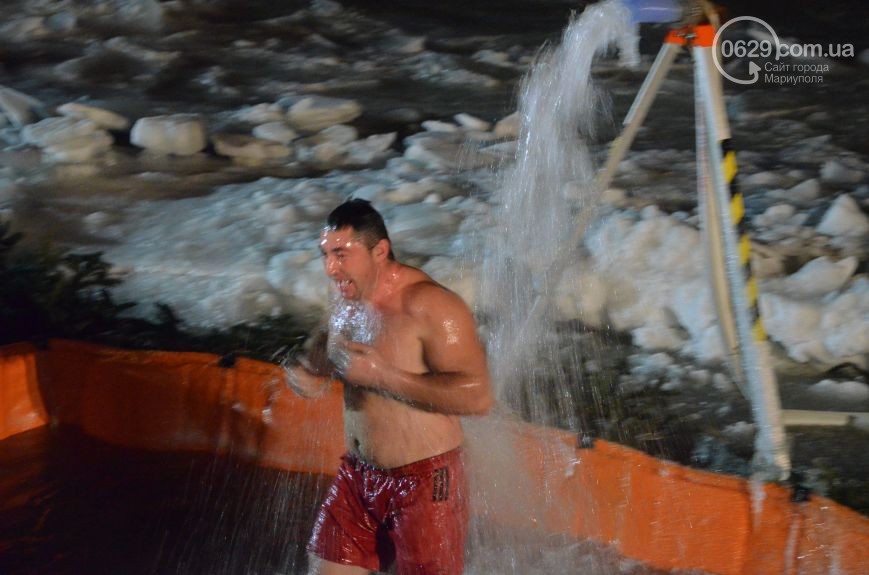 У Маріуполі на Водохреща обміліло море: Віряни льопаються у фонтані (ФОТО) - фото 1