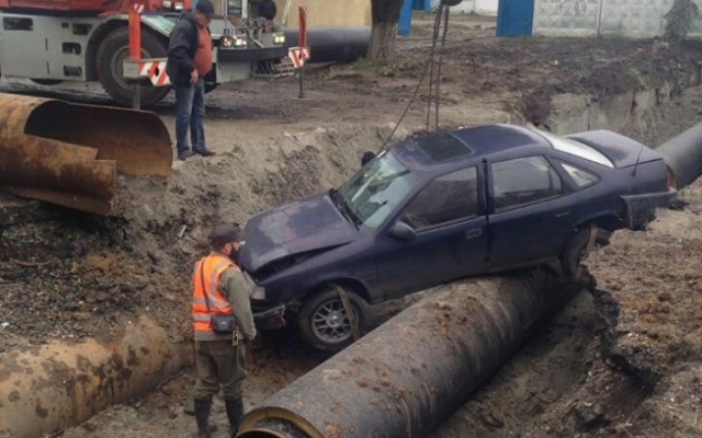 Вихідні в Одесі розпочалися з незвичайної ДТП: автівка впала у котлован (ФОТО) - фото 1