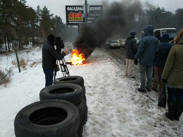 На в'їздах до Києва запалали шини - фото 3