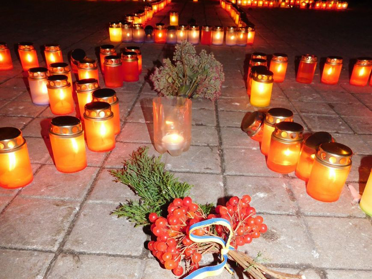 В Сумах запалили свічки на вшанування пам’яті жертв Голодомору - фото 9