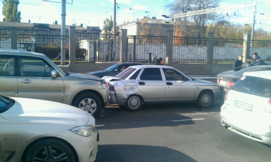 Зловісна частина одеських доріг: на Середньофонтанській зіткнулися шість автомобілів (ФОТО) - фото 1
