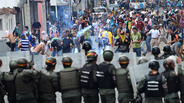 У Венесуелі тривають сутички протестантів і поліції, є жертви - фото 1