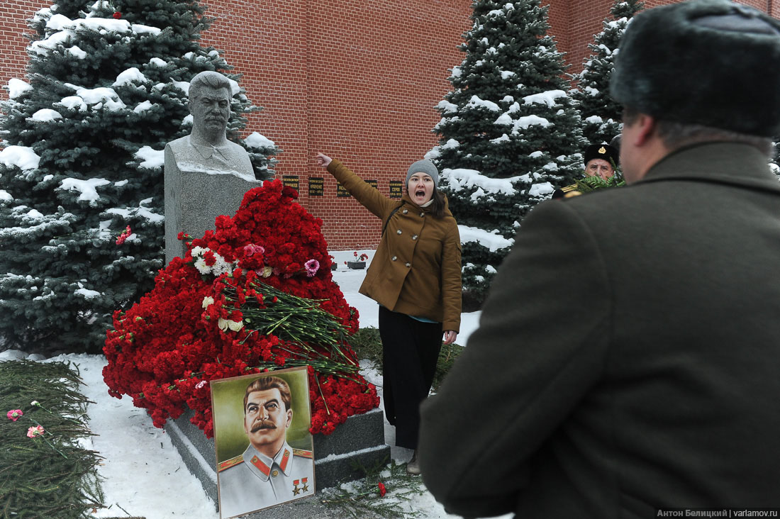 На Росії під могилою Сталіна комуністи відлупцювали активістів (ФОТО, ВІДЕО) - фото 1