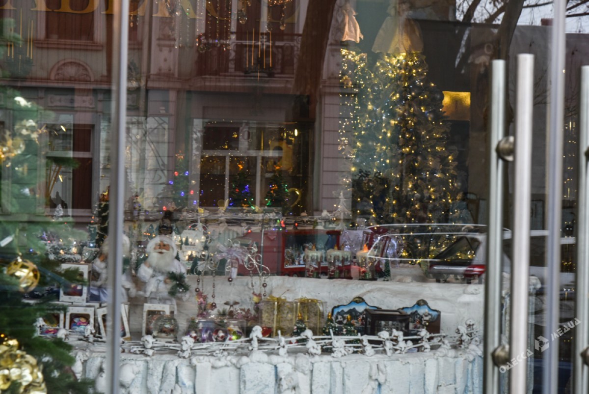 Напередодні свят одеські вулиці перетворюються у новорічну казку (ФОТО) - фото 2