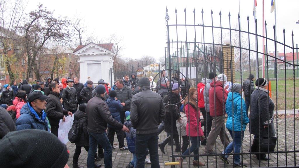 "Дайте дітям грати у футбол": в Запоріжжі відбувся пікет проти Богуслаєва - фото 2