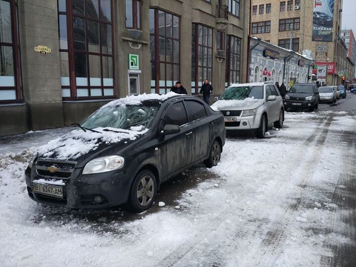 У Харкові величезна крижина розтрощила два авто (ФОТО)  - фото 2