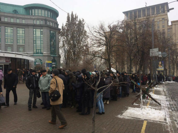 Під Нацбанк нагнали 10 автобусів з правоохоронцями, а на Майдані збирають "мітингарів" - фото 1