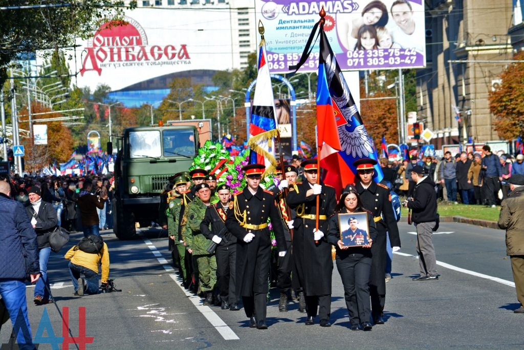 Як натовп у Донецьку ховав Моторолу під вигуки "Спасібо" (ФОТО, ВІДЕО) - фото 6