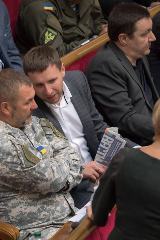 Парасюк "засвітився" у Раді з газетою "Вести" - фото 1 Парасюк "засвітився" у Раді з газетою "Вести" - фото 1