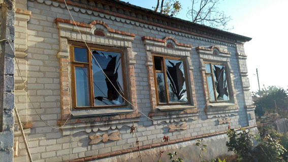 Терористи обстріляли житлові квартали у селищах під Маріуполем (ФОТО) - фото 8