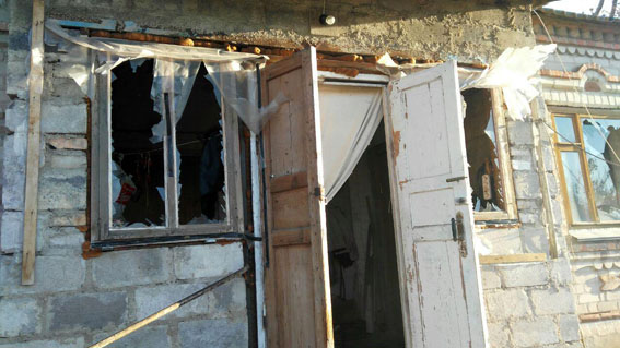 Терористи обстріляли житлові квартали у селищах під Маріуполем (ФОТО) - фото 7