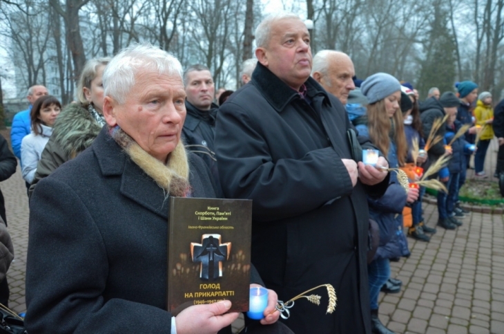 Франківці з колосками в руках вшанували пам'ять жертв голодомору - фото 1