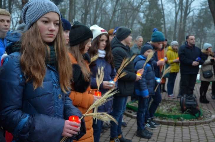Франківці з колосками в руках вшанували пам'ять жертв голодомору - фото 3