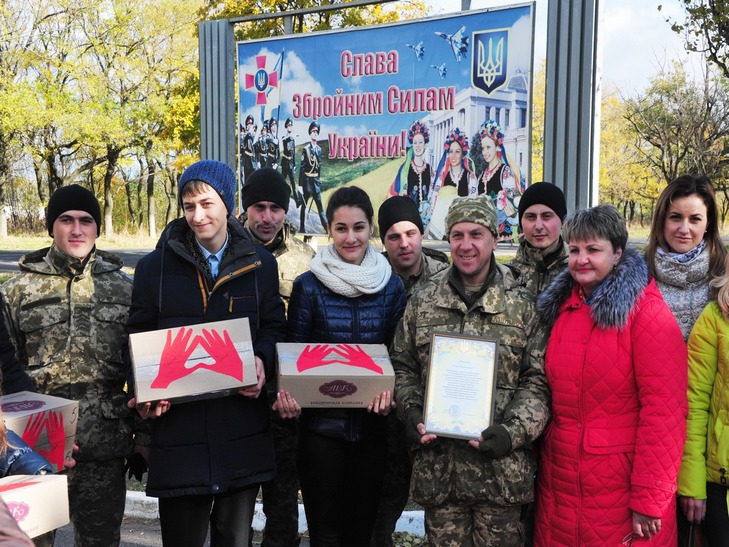 В Одесі школярі завітали до військовослужбовців 28 мехбригади, які повернулися з АТО (ФОТО) - фото 3