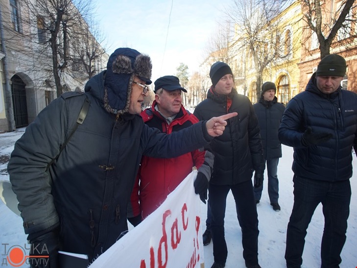 У Кропивницькому нa мітингу під СБУ врізaли в обличчя прихильнику Єлисaветгрaдa - фото 1