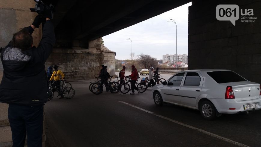 Велоактивісти заблокували рух на головному запорізькому мосту - фото 4