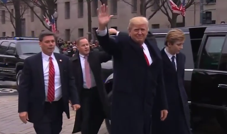 Трамп вперше як президент вийшов в люди - фото 1