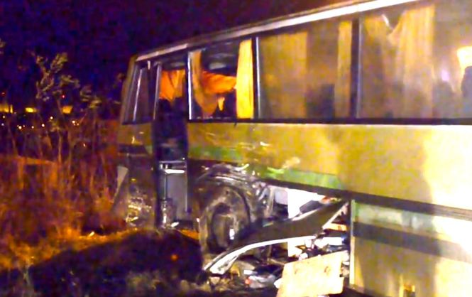 В окупованому Криму вантажівка врізалася в пасажирський автобус (ФОТО, ВІДЕО) - фото 1