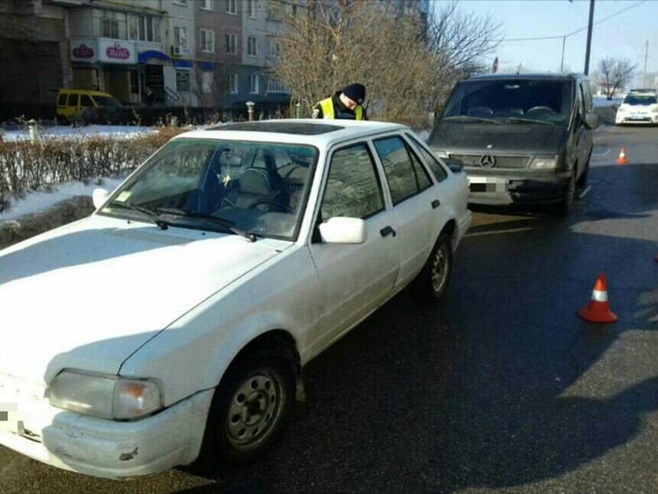 У Кропивницькому на Жадова Ford "подвинув" припаркований Mersedes - фото 1