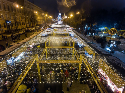 З висоти: Як напередодні Нового року виглядає святковий Київ  - фото 5