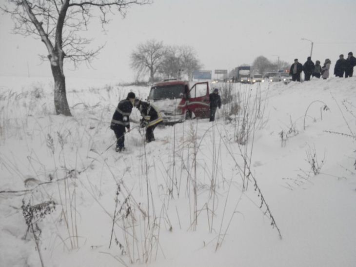 На Мукачівщині рятувальники витягали з кювета перевернутий мікроавтобус - фото 2