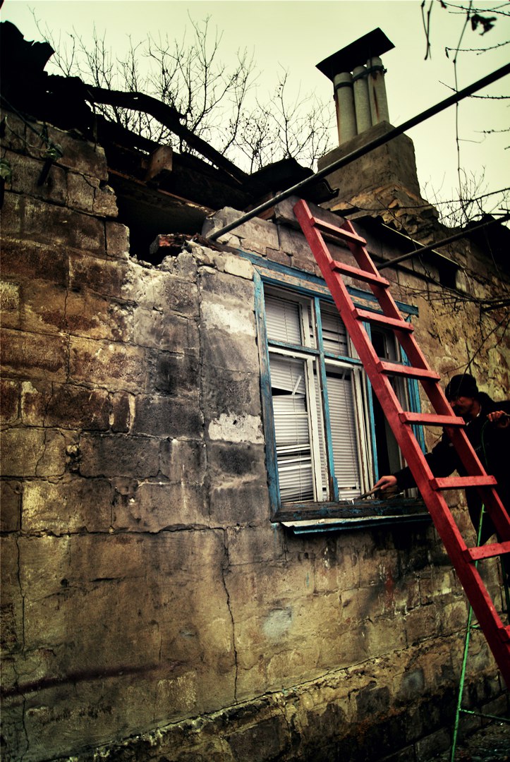 Наслідки потужного обстрілу селища під Докучаєвськом: будинки без вікон і дахів (ФОТО) - фото 3