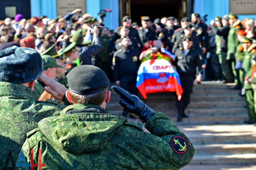 Як натовп у Донецьку ховав Моторолу під вигуки "Спасібо" (ФОТО, ВІДЕО) - фото 5