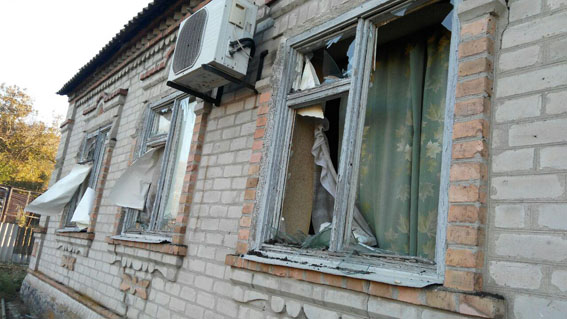 Терористи обстріляли житлові квартали у селищах під Маріуполем (ФОТО) - фото 4