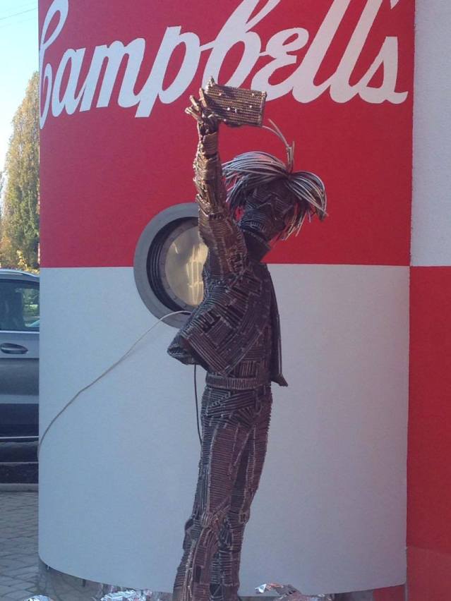В Ужгороді скульптуру епатажного Енді Воргола відкривали з святою водою  - фото 1