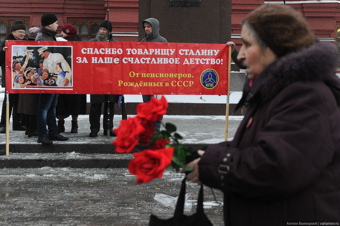 На Росії під могилою Сталіна комуністи відлупцювали активістів (ФОТО, ВІДЕО) - фото 7