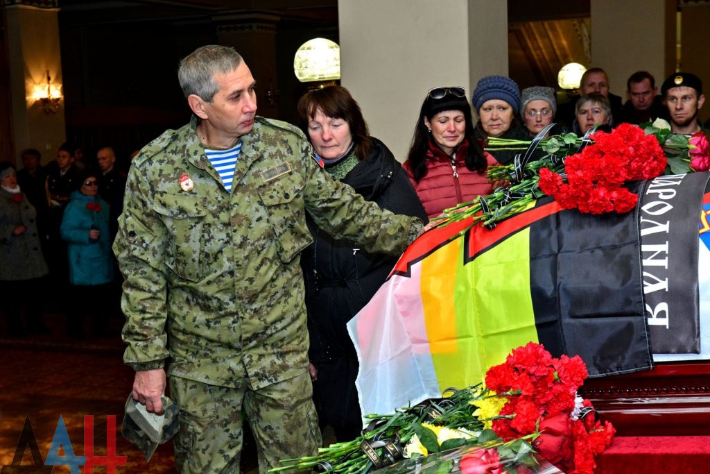 Як у донецькій опері прощаються з Моторолою: черга немов у мавзолей (ФОТО, ВІДЕО) - фото 1