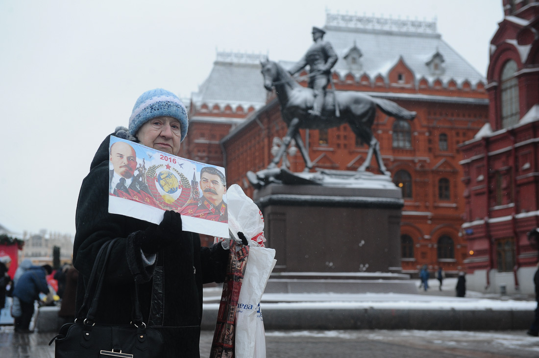 На Росії під могилою Сталіна комуністи відлупцювали активістів (ФОТО, ВІДЕО) - фото 6