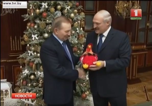 Лукашенко підсунув Кучмі півня  - фото 1
