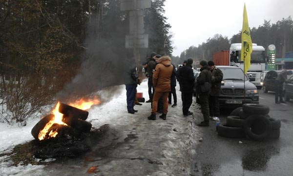 На в'їздах до Києва запалали шини - фото 1