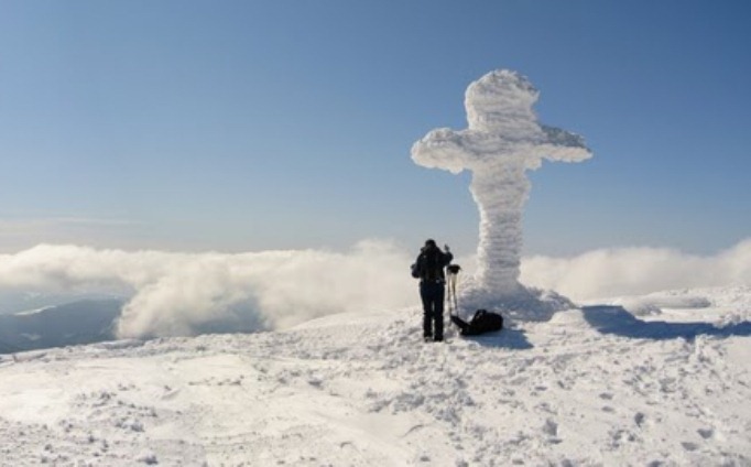 Як хуртовина і сніг фантастично "затюнінгували" хрест на Говерлі - фото 4