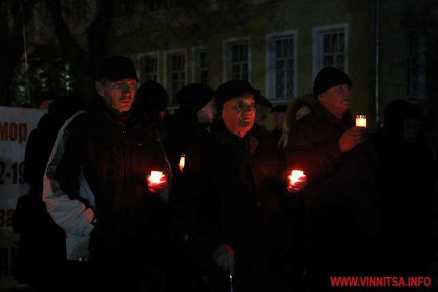Вінничани мовчки вклонилися пам’яті жертв Голодоморів в Україні - фото 1
