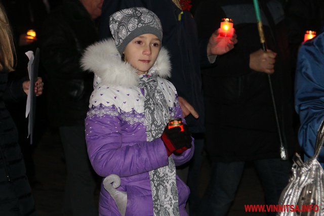 Вінничани мовчки вклонилися пам’яті жертв Голодоморів в Україні - фото 5