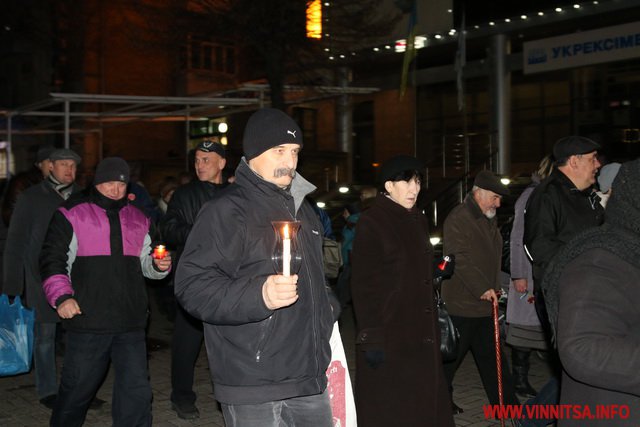 Вінничани мовчки вклонилися пам’яті жертв Голодоморів в Україні - фото 8