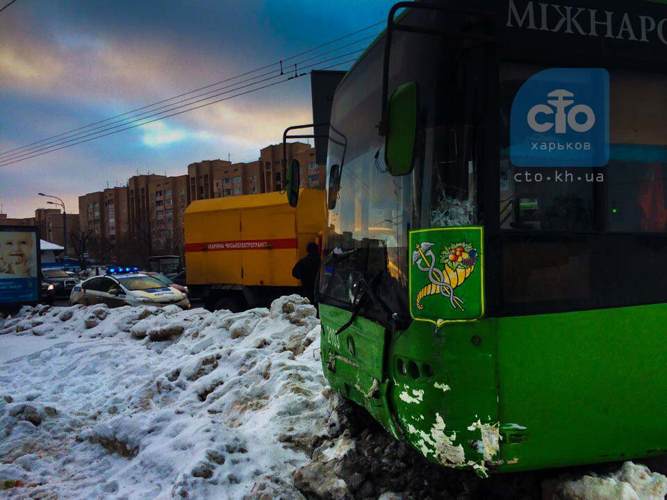 У Харкові тролейбус зніс паркан та виїхав на зустрічну смугу (ФОТО)  - фото 4