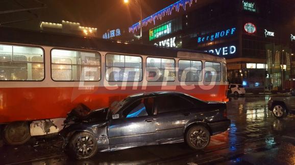 У Києві трамвай розтрощив легковик - фото 1