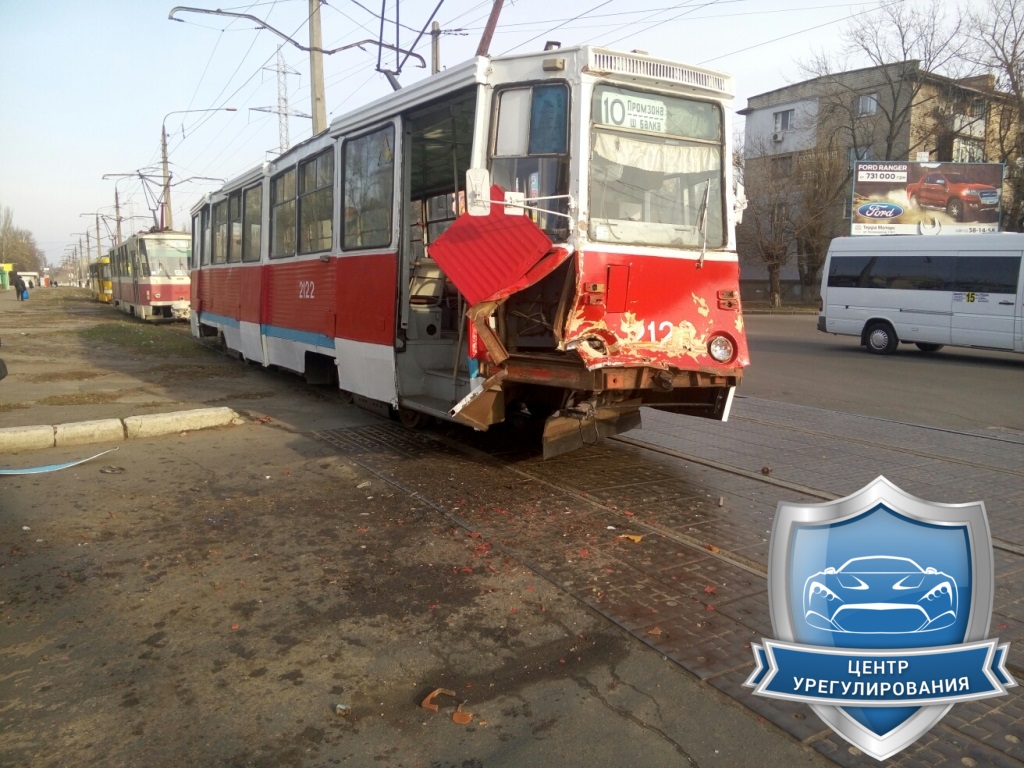 У Миколаєві трамвай не поділив дорогу з фурою: рух ускладнено