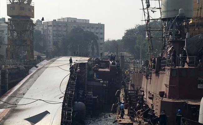 У Мумбаї перекинувся індійський військовий корабель, є загиблі (ФОТО) - фото 1